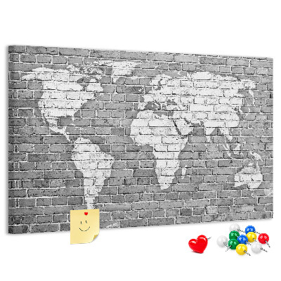 Tablero de anuncios mapa del mundo sobre pared de ladrillos