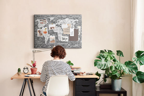 Tablero de anuncios mapa del mundo sobre pared de ladrillos
