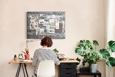 Tablero de anuncios mapa del mundo sobre pared de ladrillos