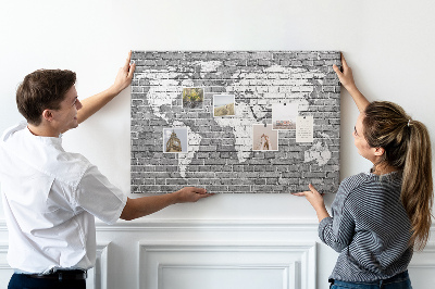 Tablero de anuncios mapa del mundo sobre pared de ladrillos
