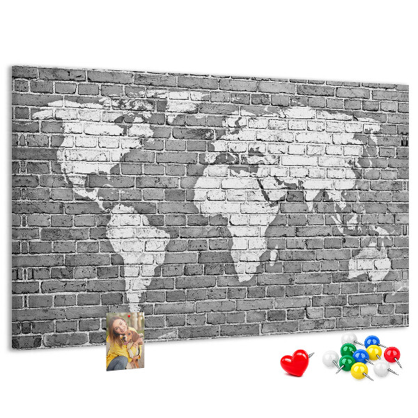 Tablero de anuncios mapa del mundo sobre pared de ladrillos