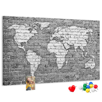 Tablero de anuncios mapa del mundo sobre pared de ladrillos