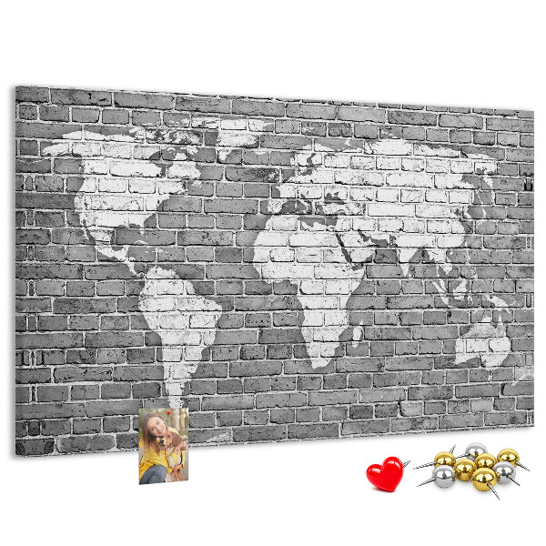 Tablero de anuncios mapa del mundo sobre pared de ladrillos