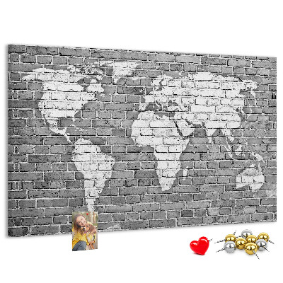 Tablero de anuncios mapa del mundo sobre pared de ladrillos