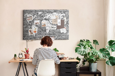 Tablero de anuncios mapa del mundo sobre pared de ladrillos