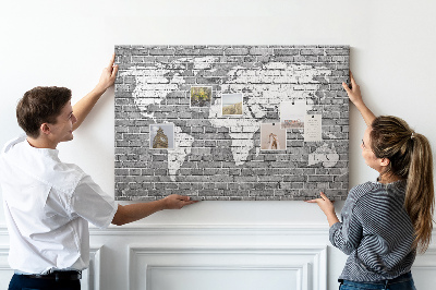 Tablero de anuncios mapa del mundo sobre pared de ladrillos