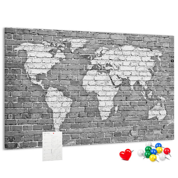 Tablero de anuncios mapa del mundo sobre pared de ladrillos