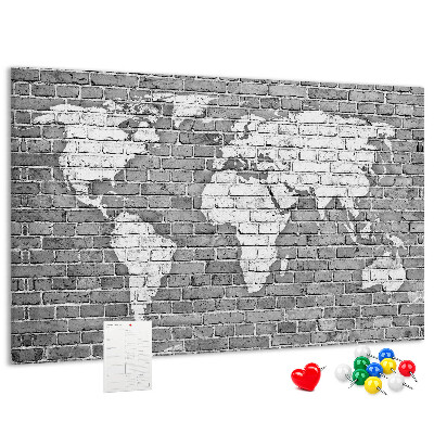 Tablero de anuncios mapa del mundo sobre pared de ladrillos