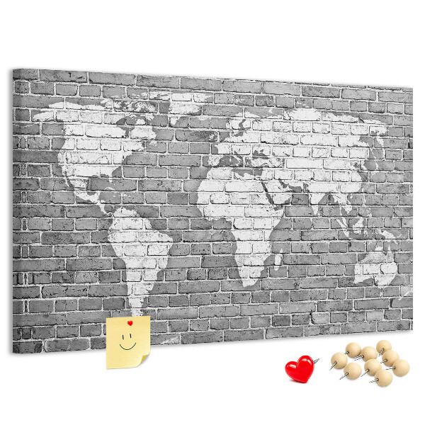 Tablero de anuncios mapa del mundo sobre pared de ladrillos