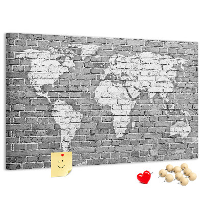 Tablero de anuncios mapa del mundo sobre pared de ladrillos