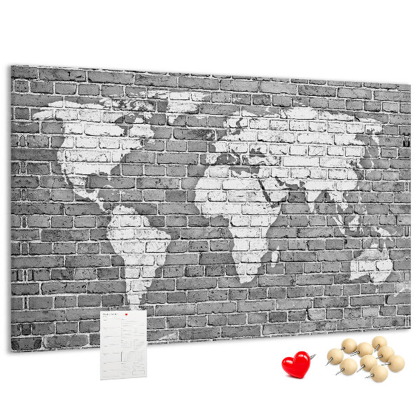 Tablero de anuncios mapa del mundo sobre pared de ladrillos
