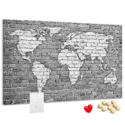 Tablero de anuncios mapa del mundo sobre pared de ladrillos