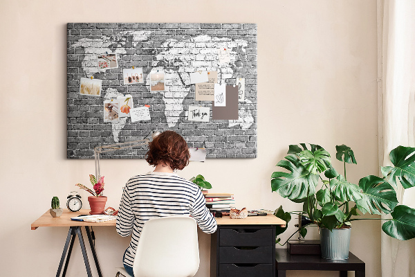 Tablero de anuncios mapa del mundo sobre pared de ladrillos