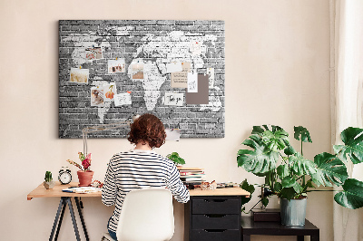 Tablero de anuncios mapa del mundo sobre pared de ladrillos