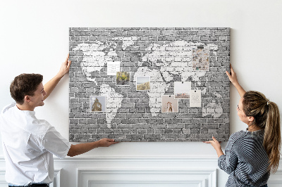 Tablero de anuncios mapa del mundo sobre pared de ladrillos