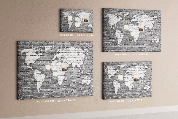 Tablero de anuncios mapa del mundo sobre pared de ladrillos