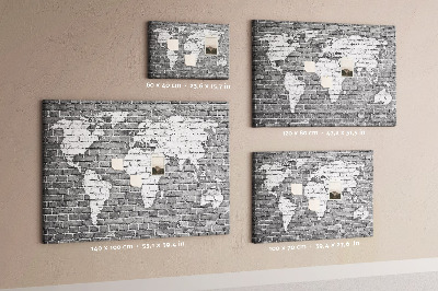 Tablero de anuncios mapa del mundo sobre pared de ladrillos