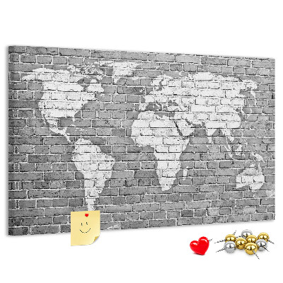 Tablero de anuncios mapa del mundo sobre pared de ladrillos