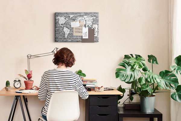 Tablero de anuncios mapa del mundo sobre pared de ladrillos