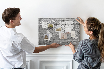 Tablero de anuncios mapa del mundo sobre pared de ladrillos