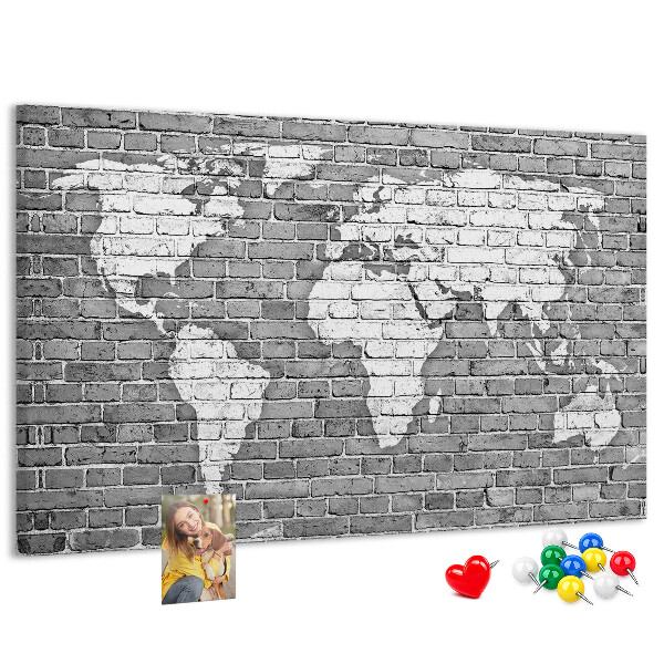 Tablero de anuncios mapa del mundo sobre pared de ladrillos