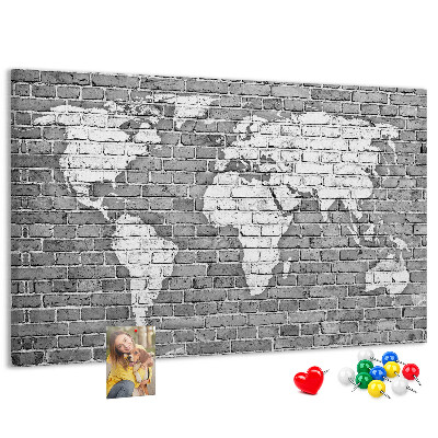 Tablero de anuncios mapa del mundo sobre pared de ladrillos