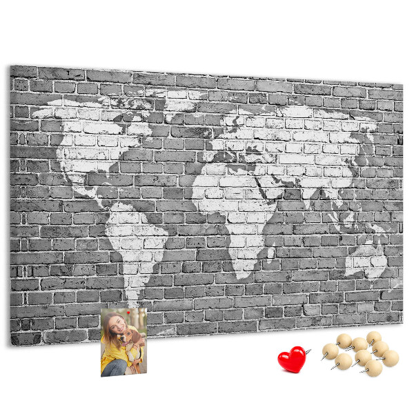 Tablero de anuncios mapa del mundo sobre pared de ladrillos
