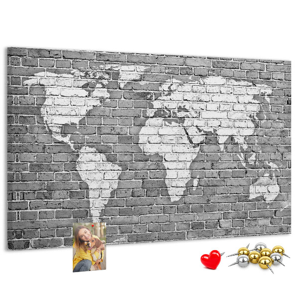 Tablero de anuncios mapa del mundo sobre pared de ladrillos