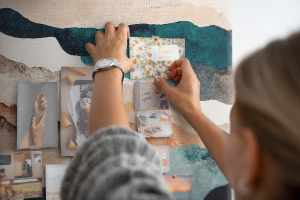 Tablero de anuncios nubes abstractas en colores apagados