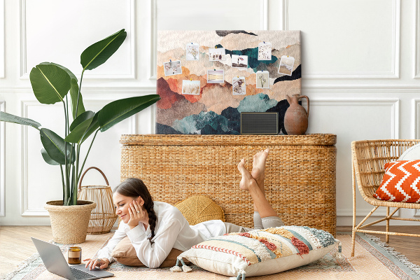 Tablero de corcho decorativo con diseño de nubes abstractas en colores apagados