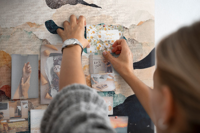 Tablero de corcho decorativo con diseño de nubes abstractas en colores apagados