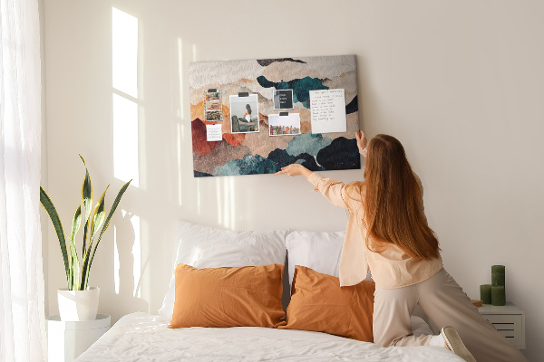 Tablero de corcho decorativo con diseño de nubes abstractas en colores apagados