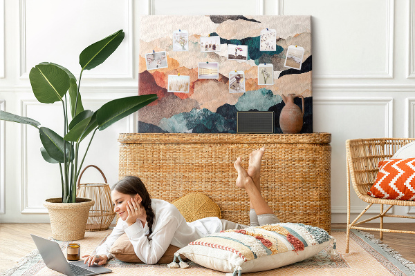 Tablero de corcho decorativo con diseño de nubes abstractas en colores apagados