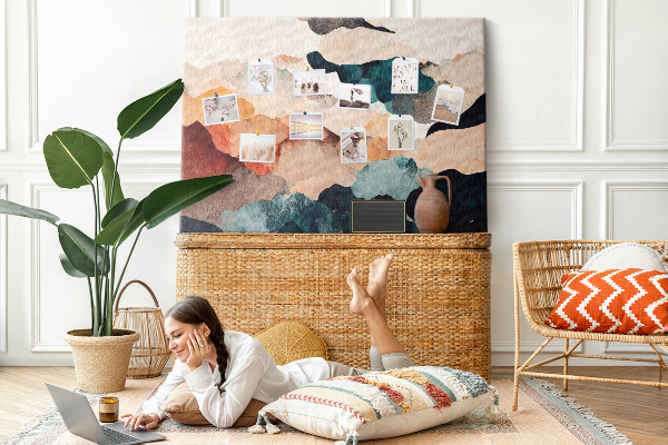 Tablero de corcho decorativo con diseño de nubes abstractas en colores apagados