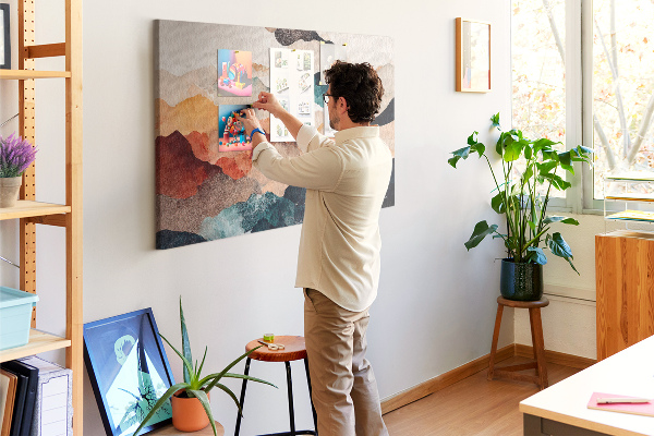 Tablero de corcho decorativo con diseño de nubes abstractas en colores apagados