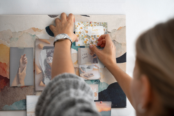 Tablero de corcho decorativo con diseño de nubes abstractas en colores apagados