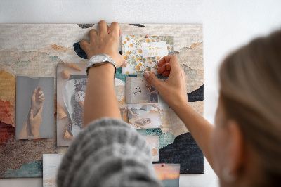 Tablero de corcho decorativo con diseño de nubes abstractas en colores apagados