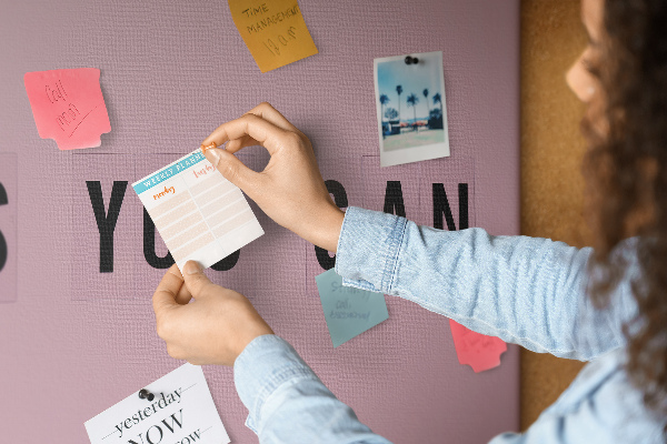 Tablero de corcho decorativo con diseño de pensamiento positivo y motivación
