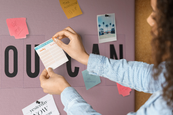 Tablero de corcho decorativo con diseño de pensamiento positivo y motivación