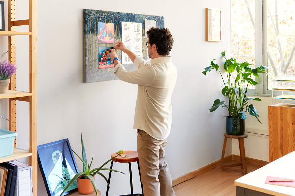 Tablero de anuncios diseño abstracto con líneas verticales doradas