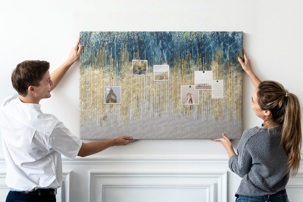 Tablero de anuncios diseño abstracto con líneas verticales doradas
