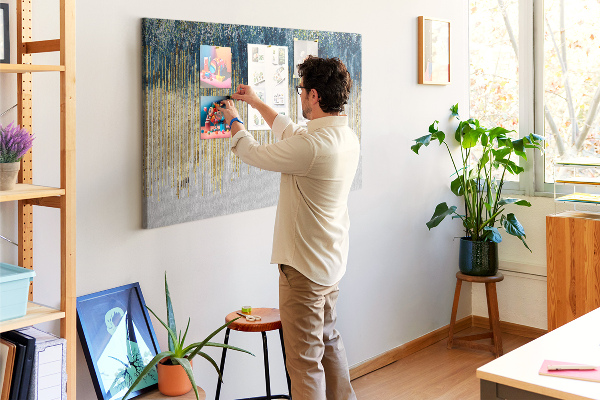 Tablero de anuncios diseño abstracto con líneas verticales doradas