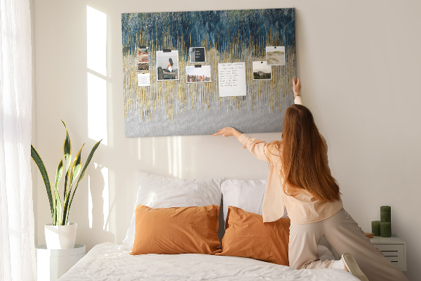 Tablero de anuncios diseño abstracto con líneas verticales doradas