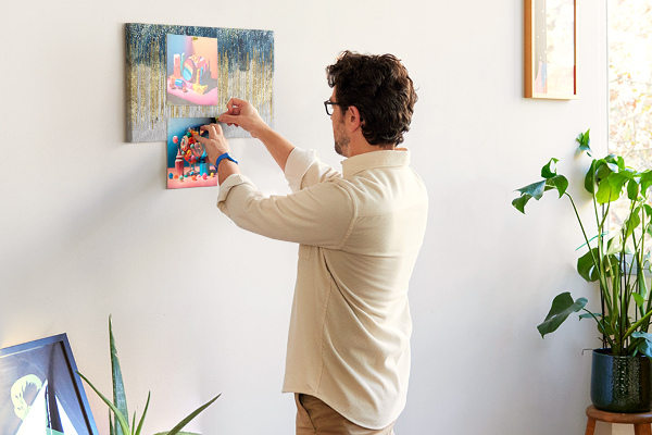 Tablero de anuncios diseño abstracto con líneas verticales doradas