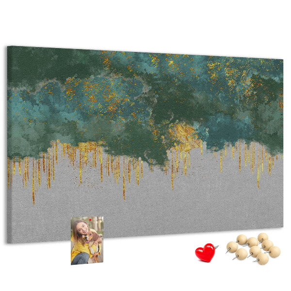 Pizarra de corcho con diseño de gotas doradas sobre fondo de nubes azules