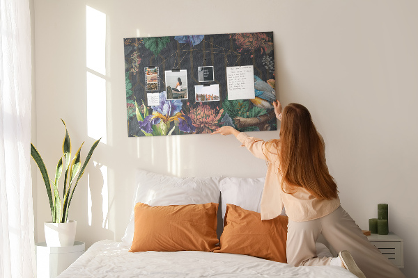 Tablero de anuncios con estampado floral de pájaro colorido