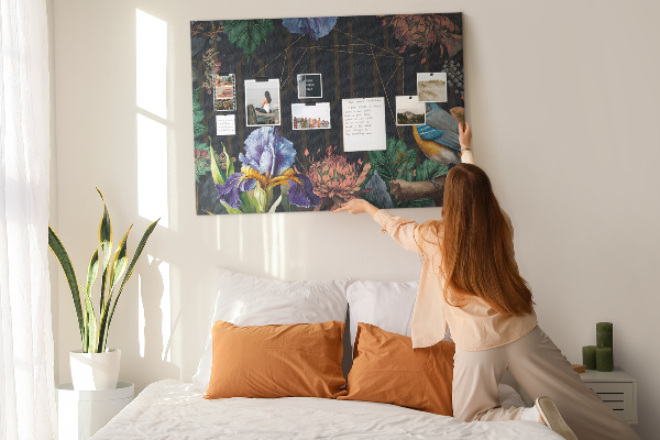 Tablero de anuncios con estampado floral de pájaro colorido