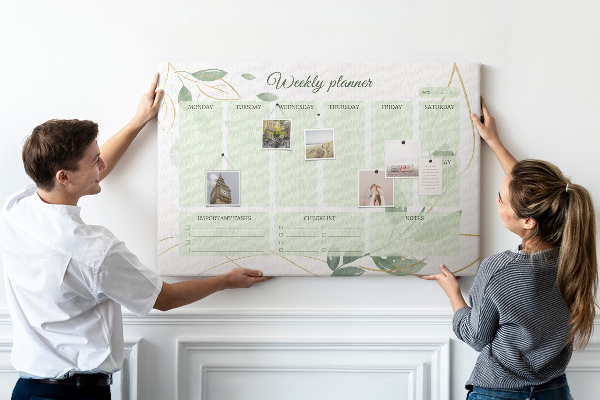 Agenda semanal de color verde con diseño de plantas