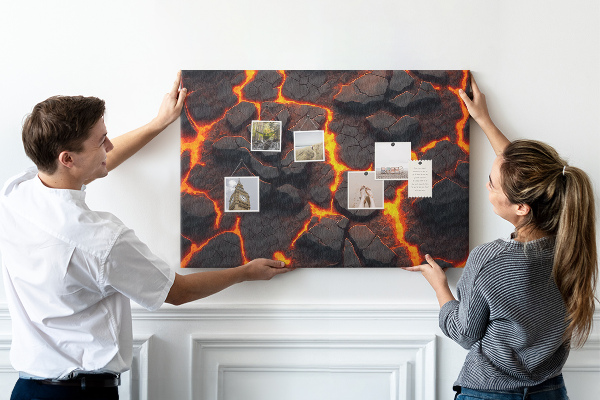 Pizarra de corcho Rocas volcánicas con lava fluyendo
