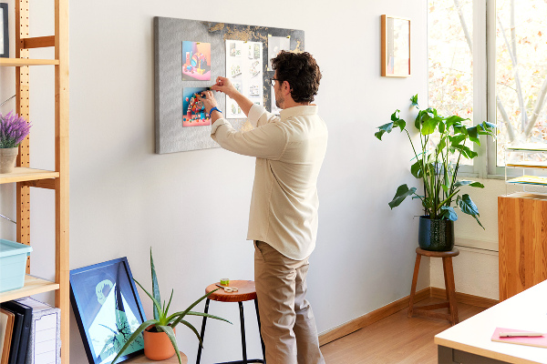 Tablero de corcho decorativo con diseño de abstracción elegante en tonos negros